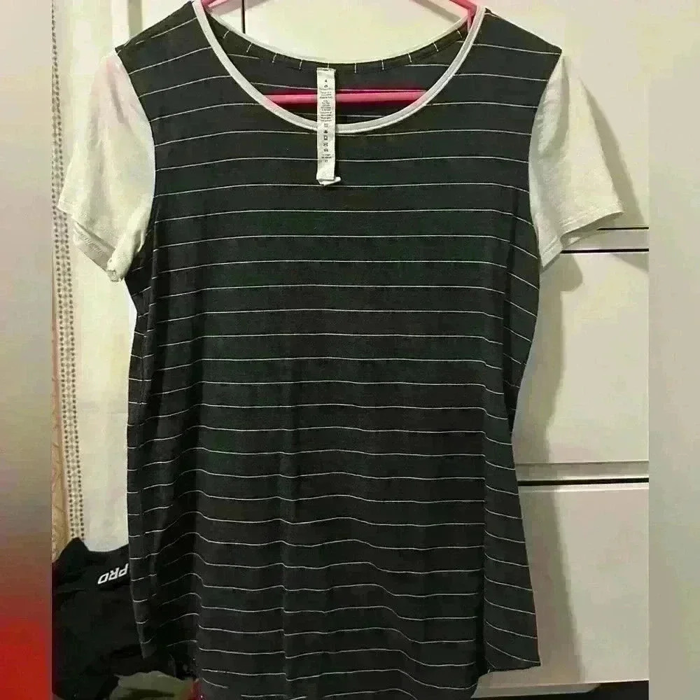 Lululemon relax tee shirt - Picture 1 of 4